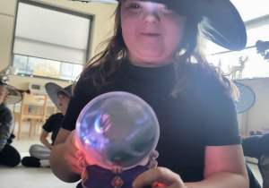 dziewczynka podświetla latarką kule i mówi co to za zawód