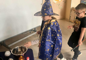 chłopiec wrzuca monetę do miski z wodą