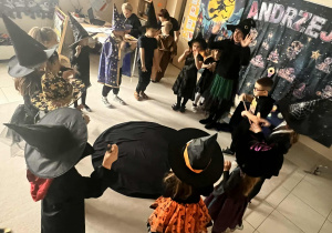 dzieci tańczą przy muzyce