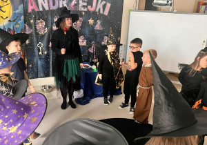 dzieci stoją w kole i słuchają poleceń