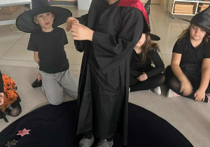 chłopiec pokazuje wylosowany klucz z odpowiednim kolorem kartki