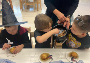 dzieci częstują się upominkami