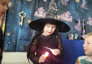 dziewczynka podświetla latarką kule i mówi co to za zawód