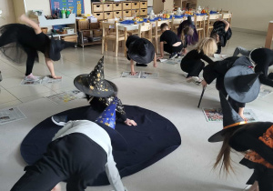 dzieci tańczą przy muzyce i wykonują różne figury