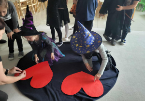 dzieci wbijają szpilki w serce z imionami żeńskimi i męskimi