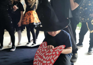 chłopiec próbuje przeczytać wylosowane imię dziewczyny