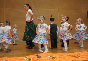 dzieci tańczą na scenie