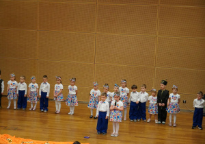 dzieci na scenie mówią wiersze