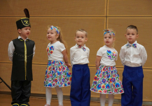 dzieci spiewają piosenkę