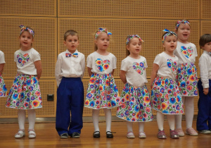 dzieci spiewają piosenkę