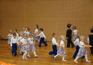 dzieci tańczą na scenie