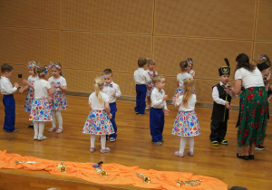 dzieci tańczą na scenie