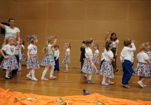 dzieci tańczą na scenie