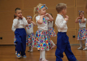 dzieci tańczą na scenie