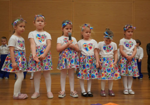 dzieci na scenie mówią wiersze