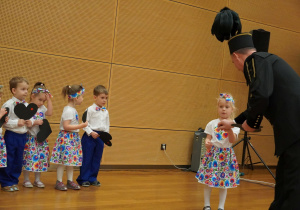 dzieci wręczają serca górnikowi