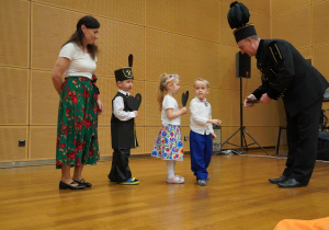 dzieci wręczają serca górnikowi