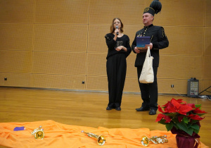 pani dyrektor dziękuje dzieciom za występ