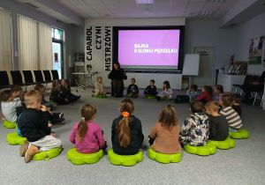 Dzieci siedzą w kole