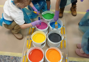 Dzieci nabierają farby