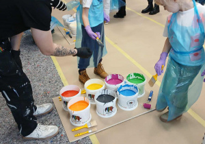 Dzieci wybierają kolory