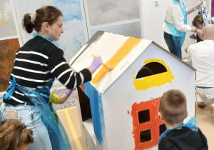 Dzieci malują razem z panią