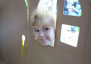 Dziewczynka zagląda do domku