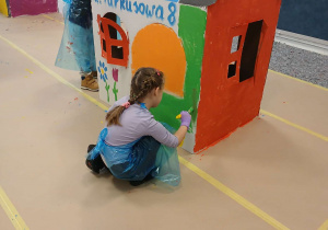 Dziewczynka nanosi ostatnie poprawki