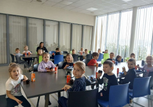 dzieci jedzą słodki poczęstunek