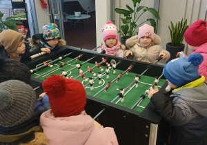 Dzieci znalazły moment by zagrać w piłkarzyki