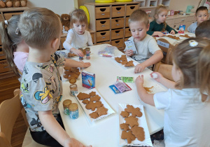 dzieci dekorują pierniki