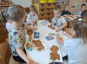 Popołudniowe dekorowanie pierników w grupie 4 latków