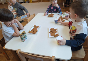 dzieci dekorują pierniki