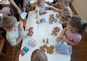 dzieci dekorują pierniki