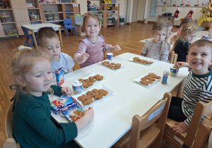dzieci dekorują pierniki