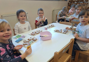 dzieci dekorują pierniki