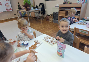 dzieci dekorują pierniki
