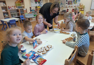 dzieci dekorują pierniki