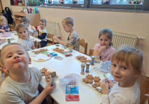 dzieci dekorują pierniki