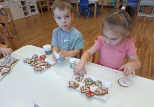 dzieci dekorują pierniki
