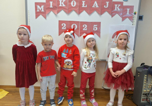 dzieci w mikołajowych czapkach