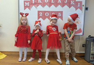 dzieci w mikołajowych czapkach