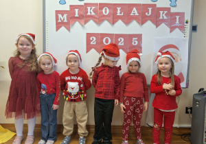 dzieci w mikołajowych czapkach