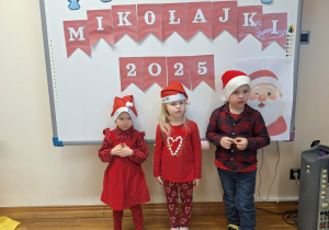 dzieci w mikołajowych czapkach