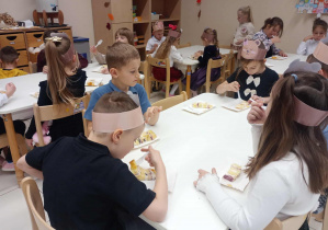 przedszkolaki jedzą tort