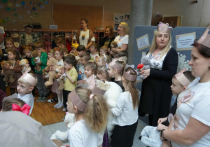 dzieci śpiewają Misiom Sto Lat