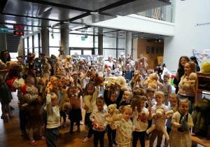 przedszkolaki z misiami na korytarzu