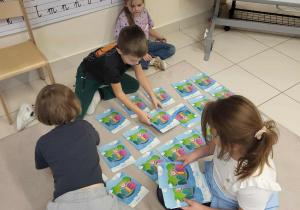 dzieci grają w misiwe memory