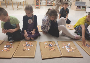 przedszkolaki układają matematyczne misie