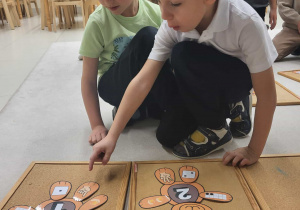 chłopcy dopasowują części ciała do odpowiednich misiów